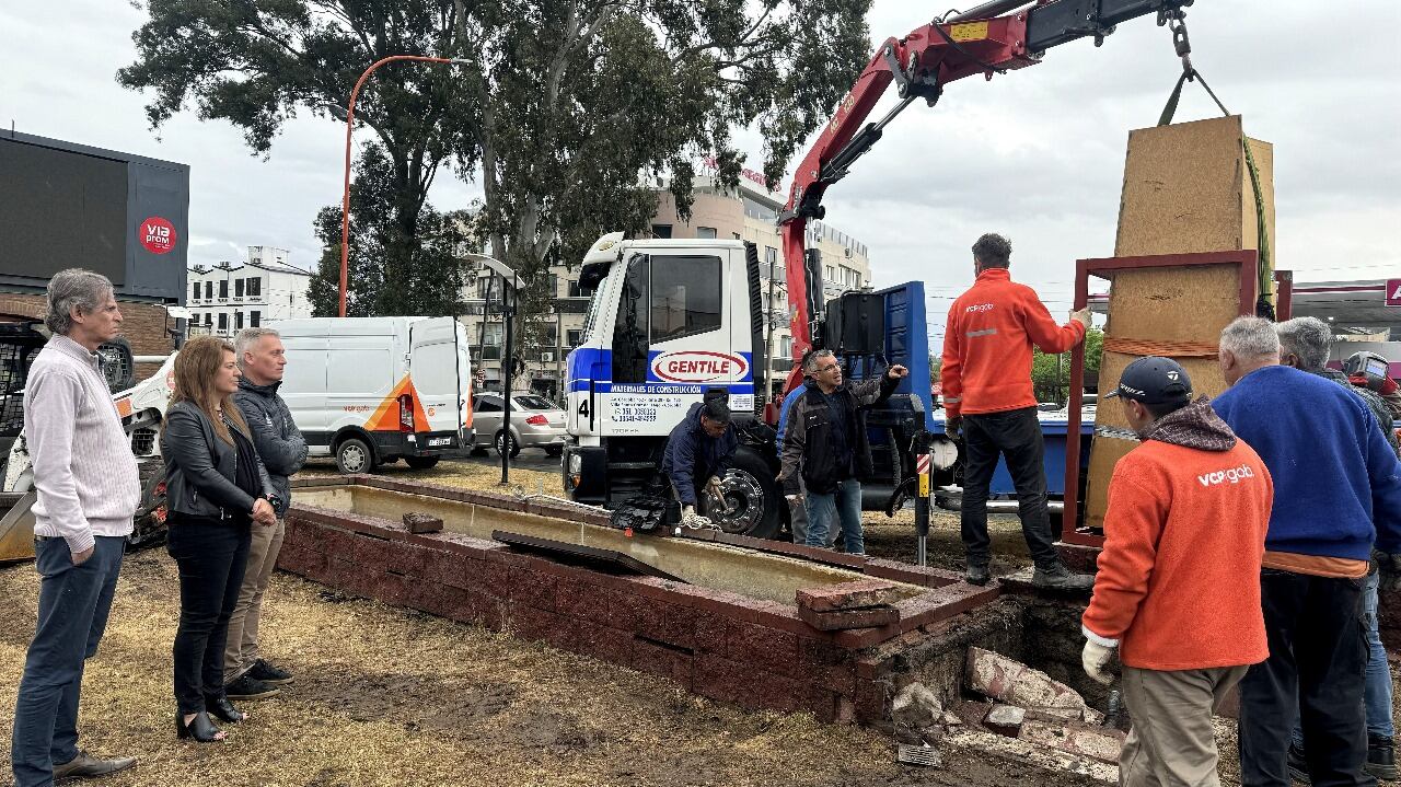 Tras 67 años, el Monolito Histórico volvió a su lugar originario en el centro de la ciudad