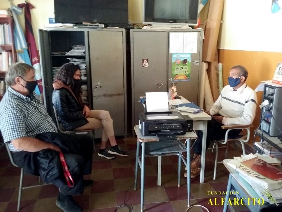 Ricardo Ruiz recorre los cerros entregando cartillas a los estudiantes que no pueden participar de las clases virtuales.