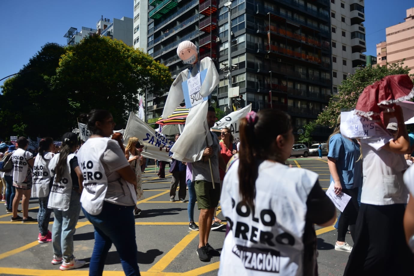 Trabajadores de la salud exigen un aumento en el salario básico.