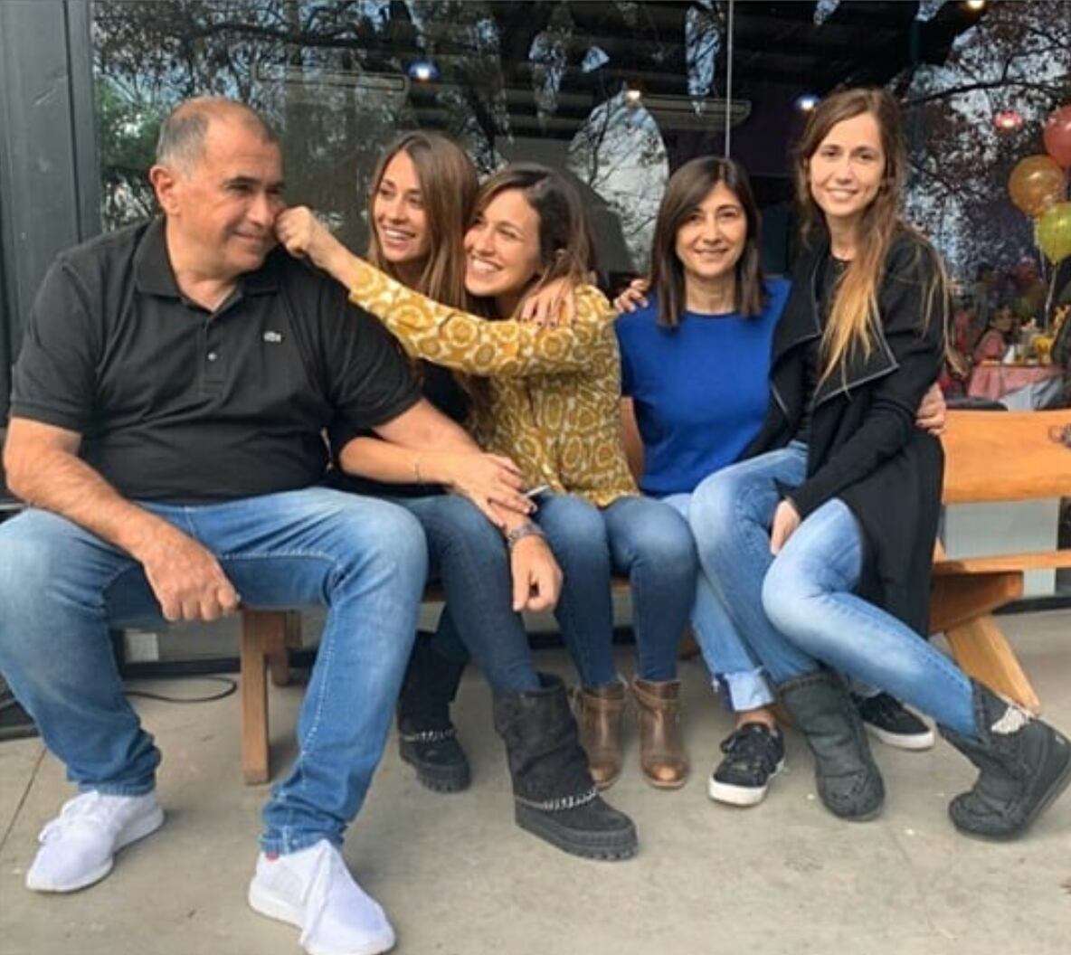 Antonela Roccuzzo junto a sus padres y sus hermanas