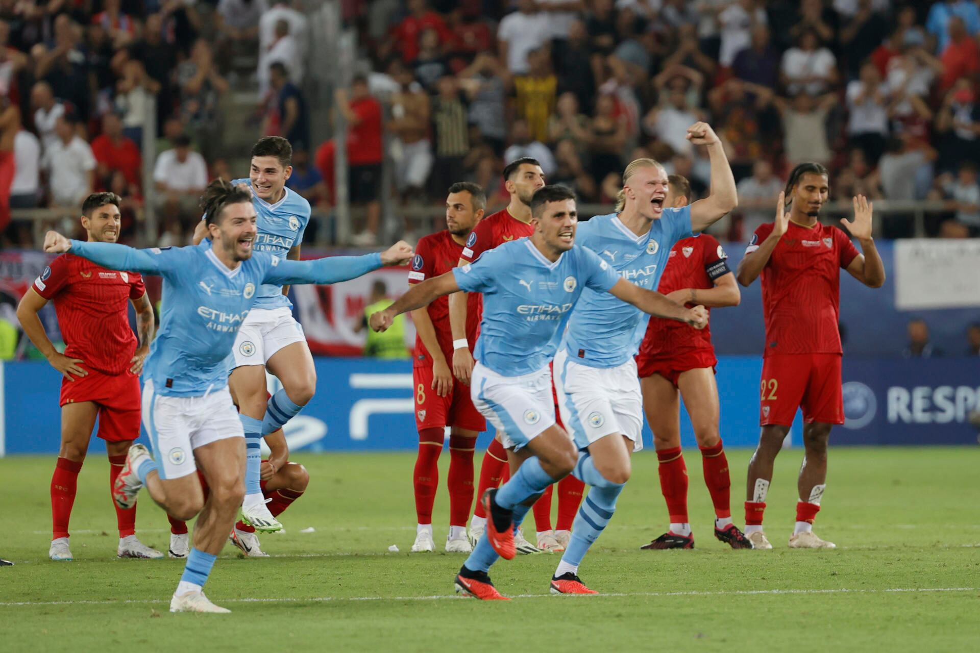 Los jugadores del Manchester City celebran la victoria tras la tanda de penaltis en el partido de la Supercopa de Europa entre el Sevilla y el Manchester City disputado este miércoles en el estadio Georgios Karaiskakis, en El Pireo (Grecia). EFE/Juan Carlos Cárdenas