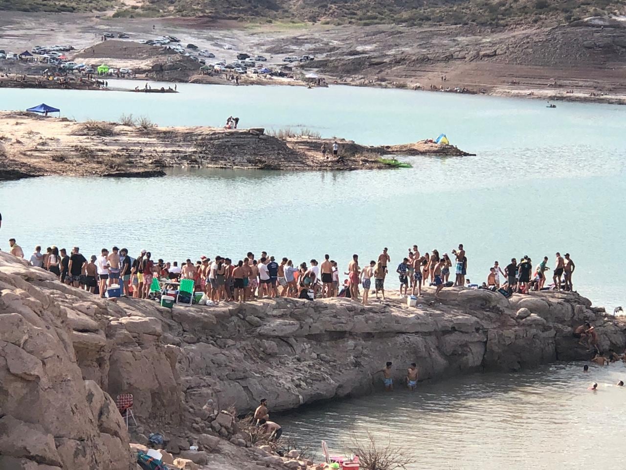 Los jóvenes montaron una fiesta en el Dique. 