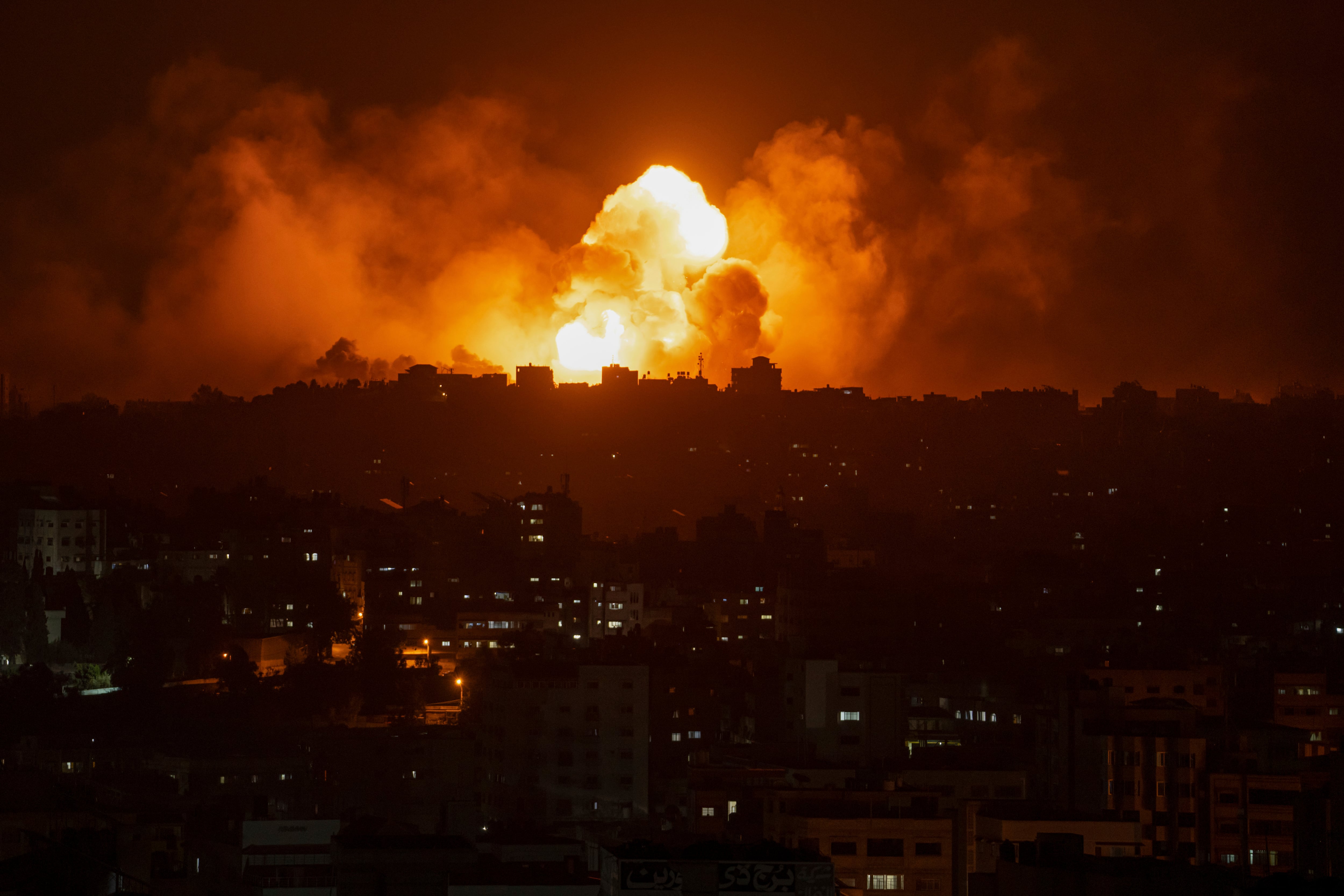 Fuego y humo se alzan tras un ataque aéreo israelí en Ciudad de Gaza, el domingo 8 de octubre de 2023. Los milicianos de Hamas, que controlan la Franja de Gaza, hicieron un ataque sin precedentes desde varios frentes al amanecer del sábado en el que docenas de combatientes de Hamas cruzaron la fortificada frontera y atacaron varios lugares, donde mataron a cientos de personas y tomaron rehenes. Las autoridades palestinas de salud reportaron decenas de muertes en los ataques aéreos israelíes en Gaza. (AP Foto/Fatima Shbair)