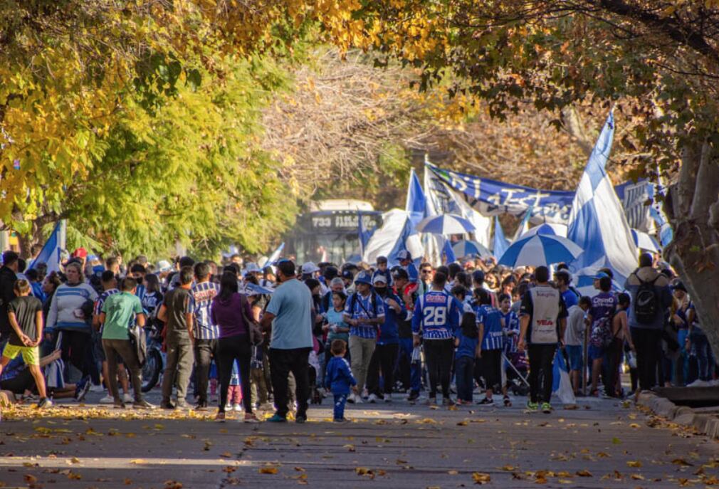 Hinchas de Godoy Cruz festejaron y coparon las calles para llegar al estadio Feliciano Gambarte.