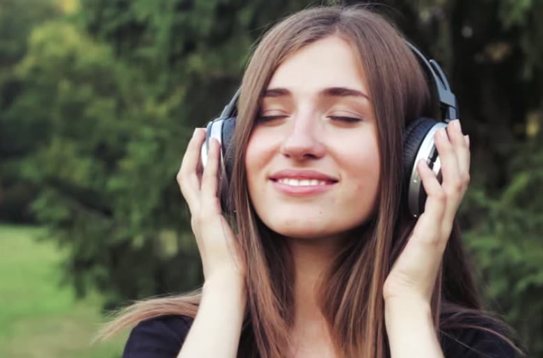 Chica escuchando música