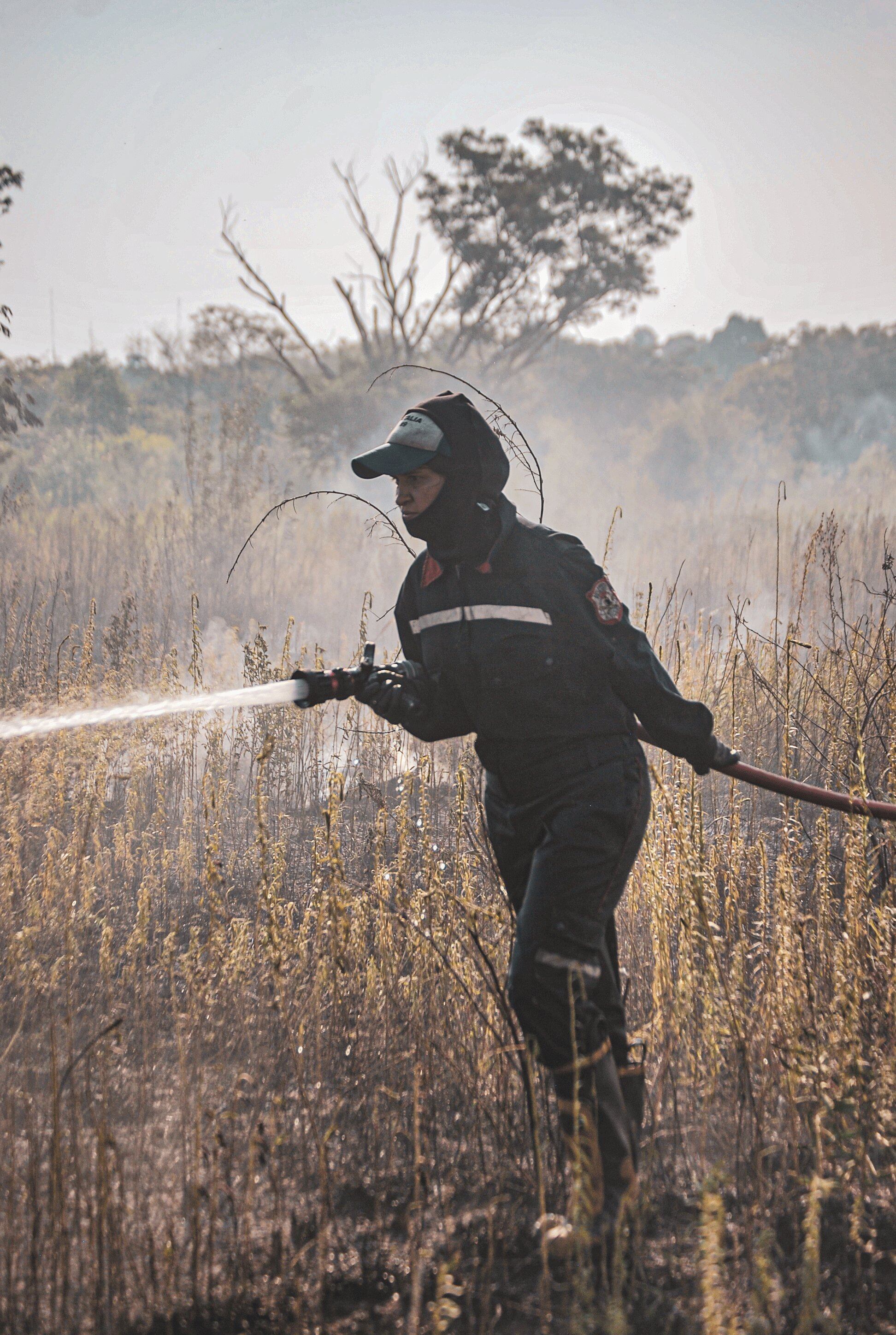 Natalia heredó su pasión bomberil de su familia y ahora combate el fuego en Corrientes.