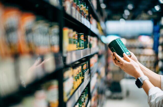 Una joven compra a diario en una dietética y solía recibir descuentos, se hizo viral al conocer el verdadero motivo.