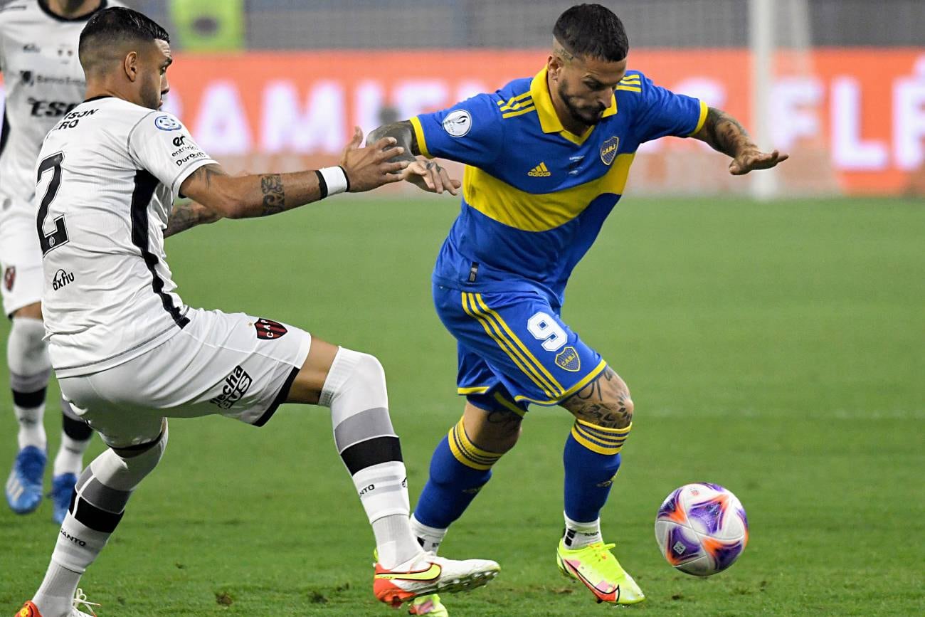 Benedetto con la pelota, en el duelo entre Boca y Patronato. (Fotobaires)