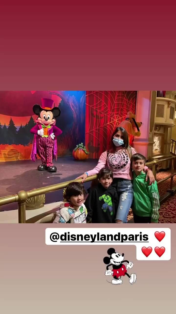 La familia Messi fue a Disneyland con barbijo.