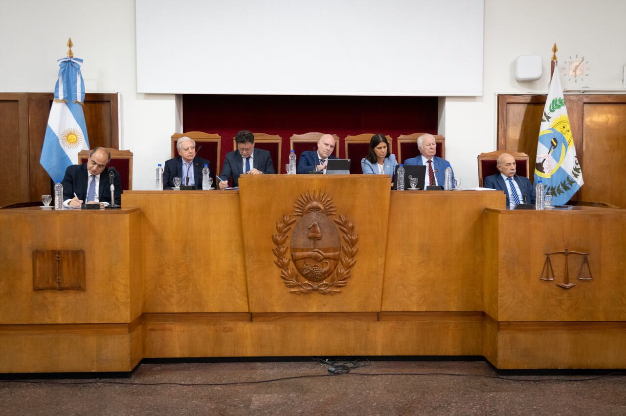 Audiencia Pública sobre el tema conocido como Reina de la Vendimia de Guaymallen, se realizóen el  Salón de Actos del Palacio de Justicia con la Corte Superema de Justicia presente 

Foto: Ignacio Blanco / Los Andes 
