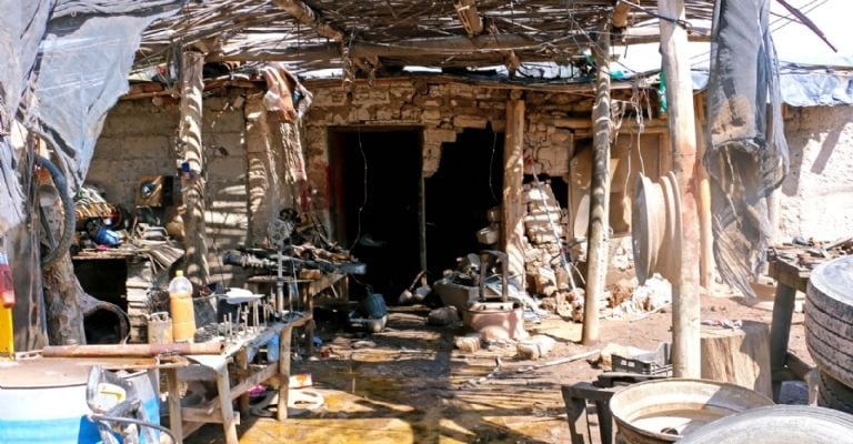 Así luce el sitio donde habitan más de 80 trabajadores de la cosecha en Sarmiento.