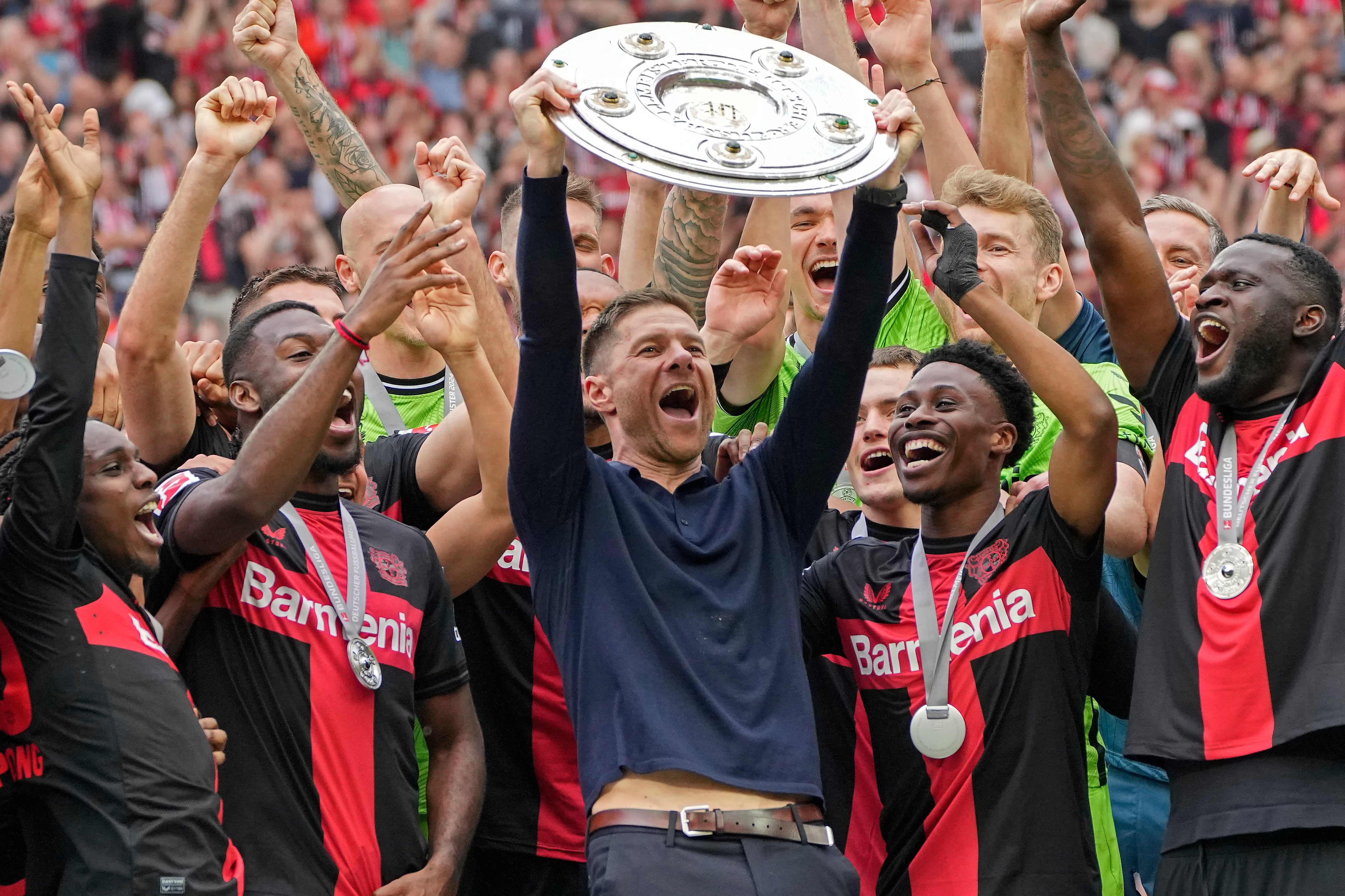 ARCHIVO - Foto del 18 de mayo del 2024, el entrenador del Bayer Leverkusen Xabi Alonso levanta el trofeo después de que su equipo ganó la Bundesliga. (AP Foto/Martin Meissner, Archivo)