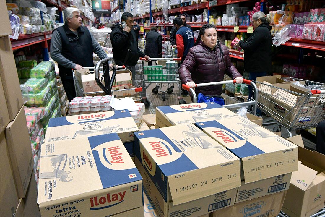 04 Julio 2022. Mendoza Economía
Incremento en ventas en supermercados y Mayoristas
Por la inflación, aumentaron  las ventas en los supermercados y mercados mayoristas, según informó el Instituto Nacional de Estadística y Censos (Indec
Inflación sin freno: hubo un fuerte aumento de la compra de alimentos en mercados y supermercados
En la foto, el Mayorista Oscar David.
Foto: Orlando Pelichotti / Los Andes