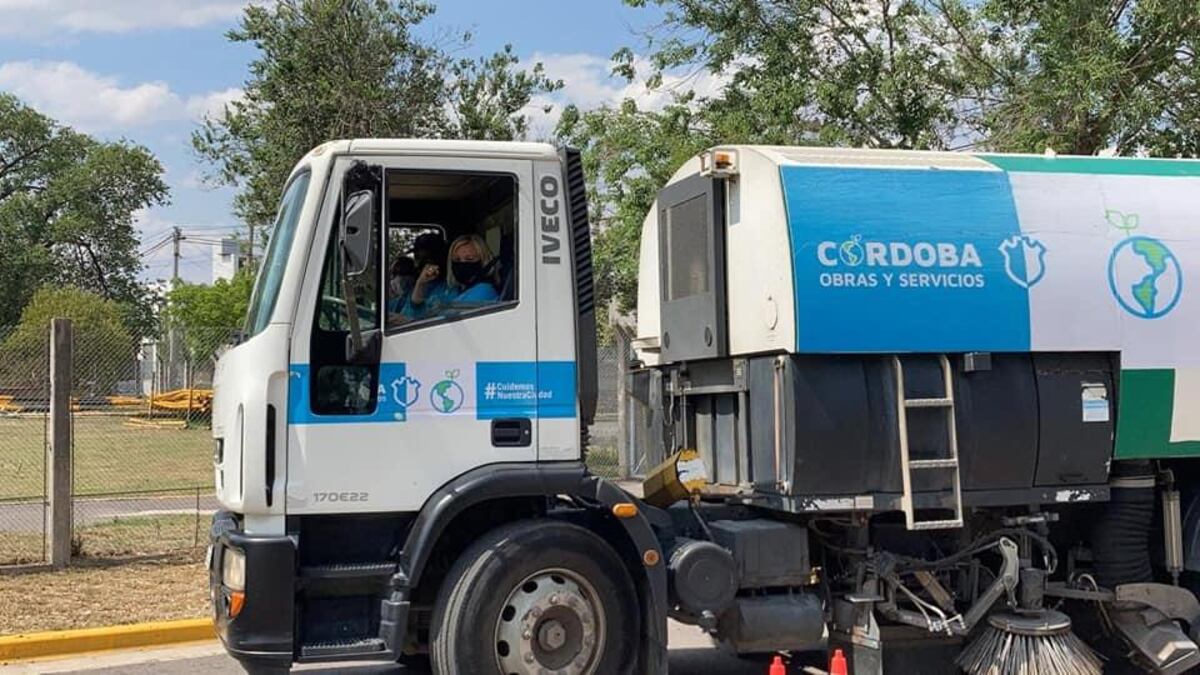 Por primera vez, mujeres manejarán camiones de barrido en Córdoba