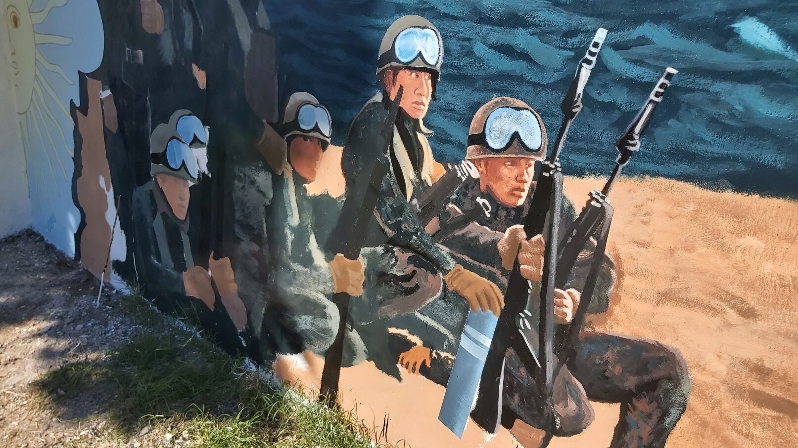 La obra abarca a 12 murales que ambientan la remodelada plazoleta Las Malvinas en General Alvear.