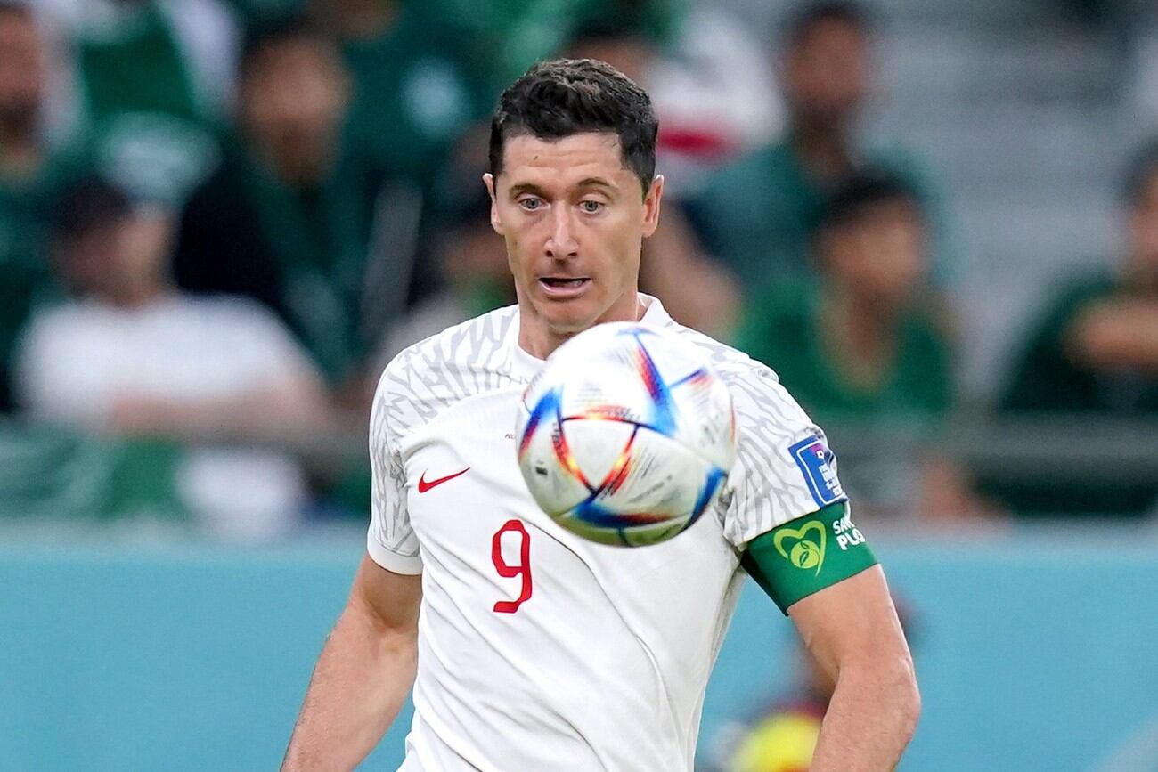 Lewandowski apareció en el momento justo para definir el partido ante Arabia Saudita. Gran paso de Polonia para su clasificación. (AP)