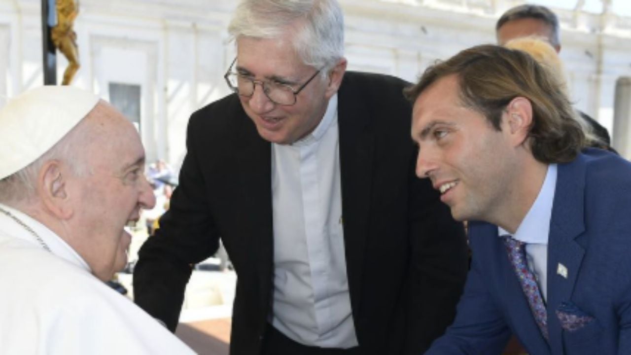 El abogado Andrés Prieto (derecha) junto con el Papa Francisco.