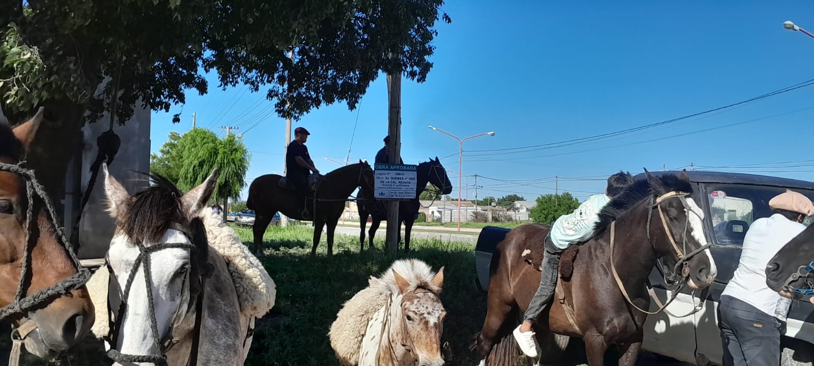 Caravana a caballo y globos blancos para despedir a Agustín en el día de su cumpleaños