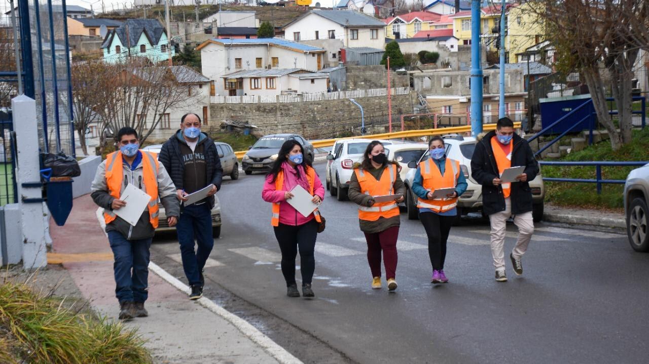 la Secretaría de Políticas Sociales, Sanitarias y Derechos Humanos de la Municipalidad de Ushuaia y el área de Atención al Vecino impulsó una encuesta en el barrio de las 245 Viviendas.