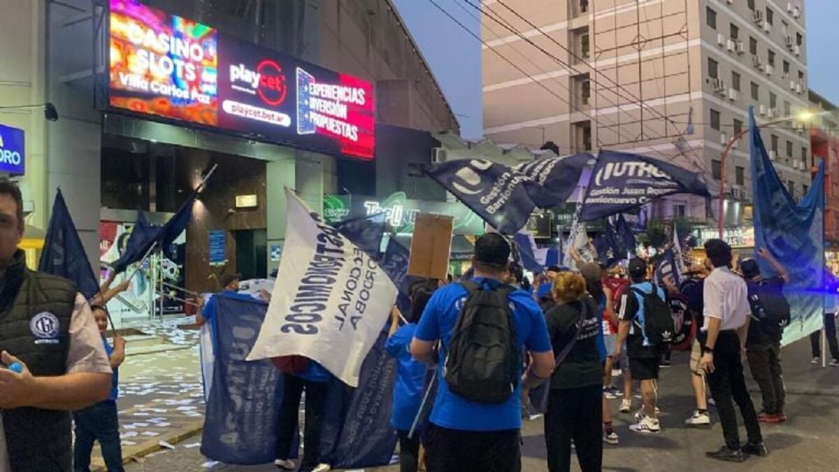 Trabajadores protestaron frente al casino de Carlos Paz por irregularidades salariales