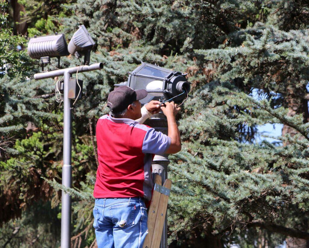 Operarios del área Servicios Eléctricos del municipio trabajaron toda la mañana para reparar los serios daños provocados al sistema lumínico de la plaza Belgrano.