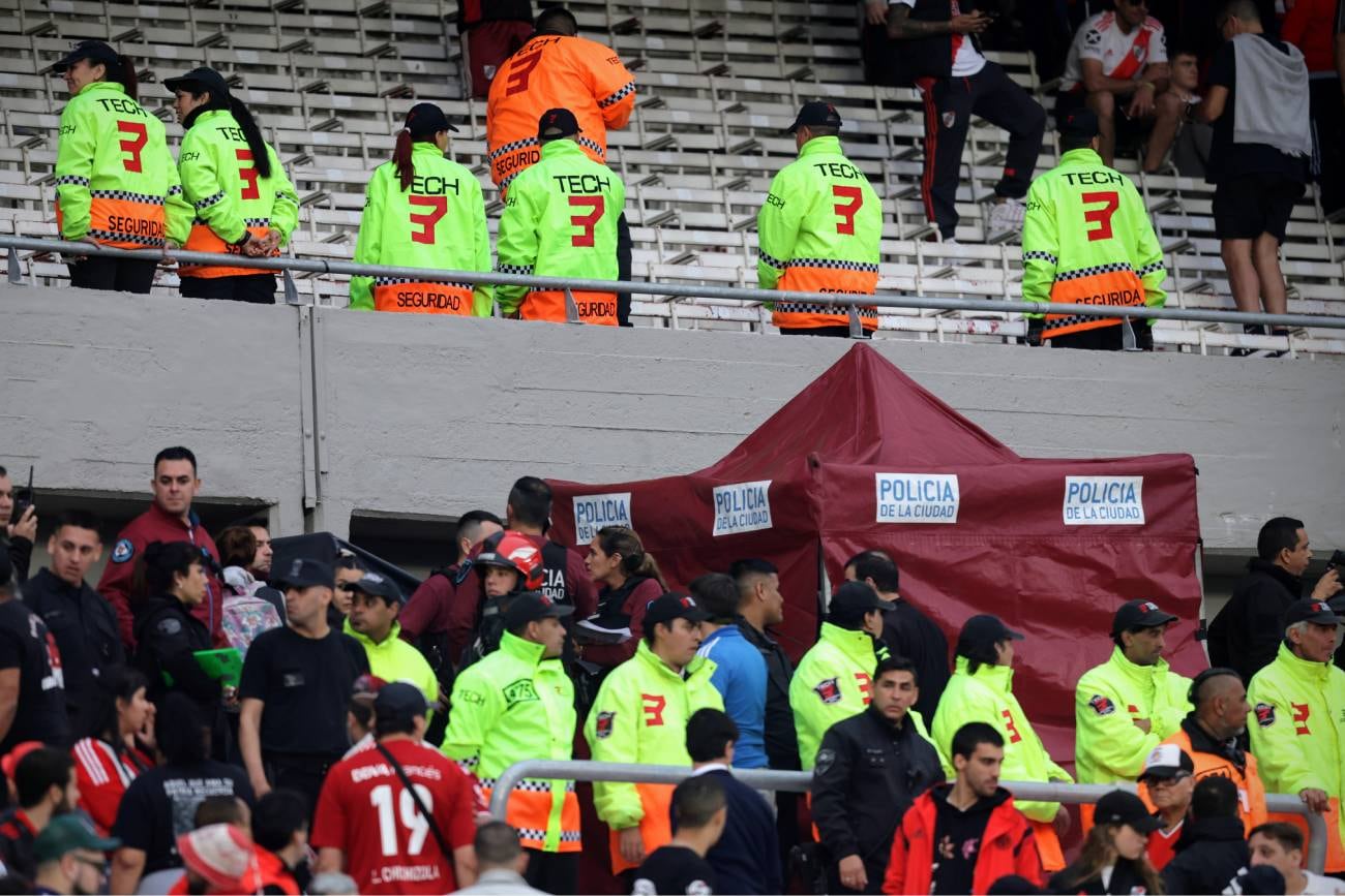 La muerte de un hincha de River obligó a la suspensión del partido en el Monumental. (Fotobaires)