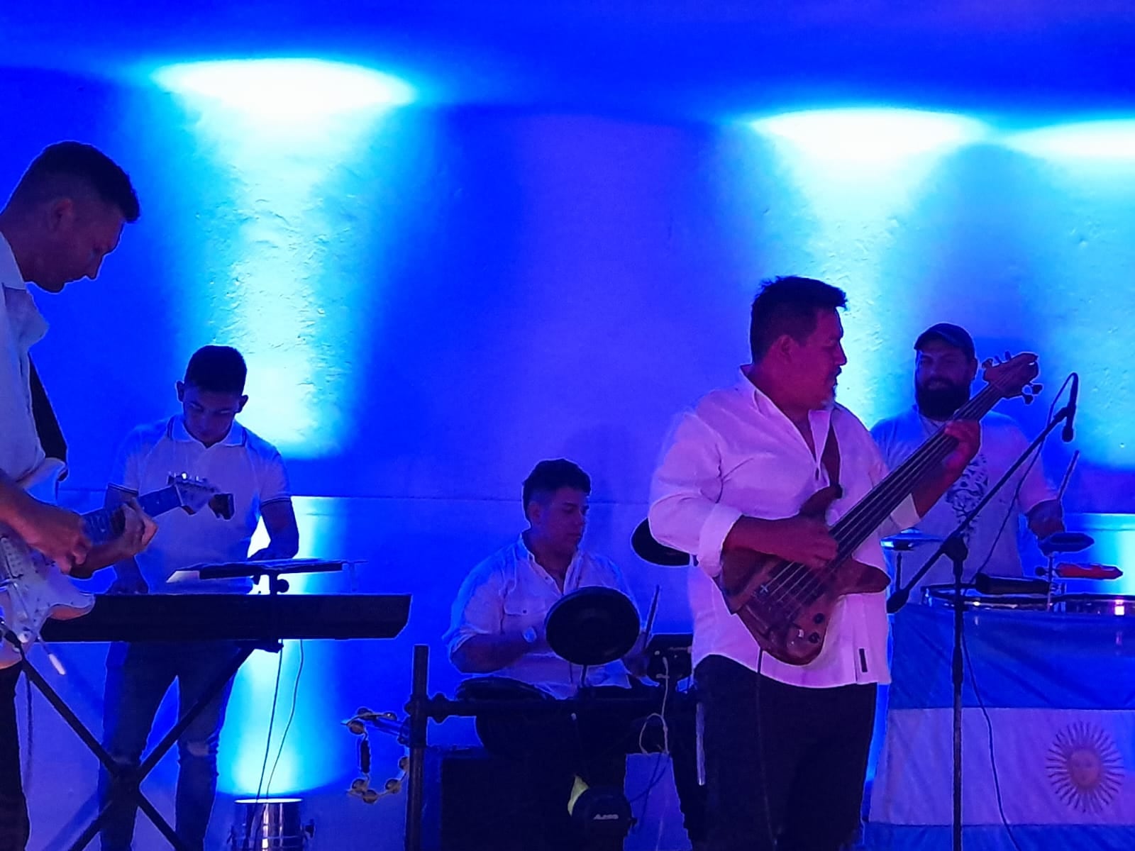 Nace en Punta Alta junto a la artista Vera Méndez, una banda con 12 músicos