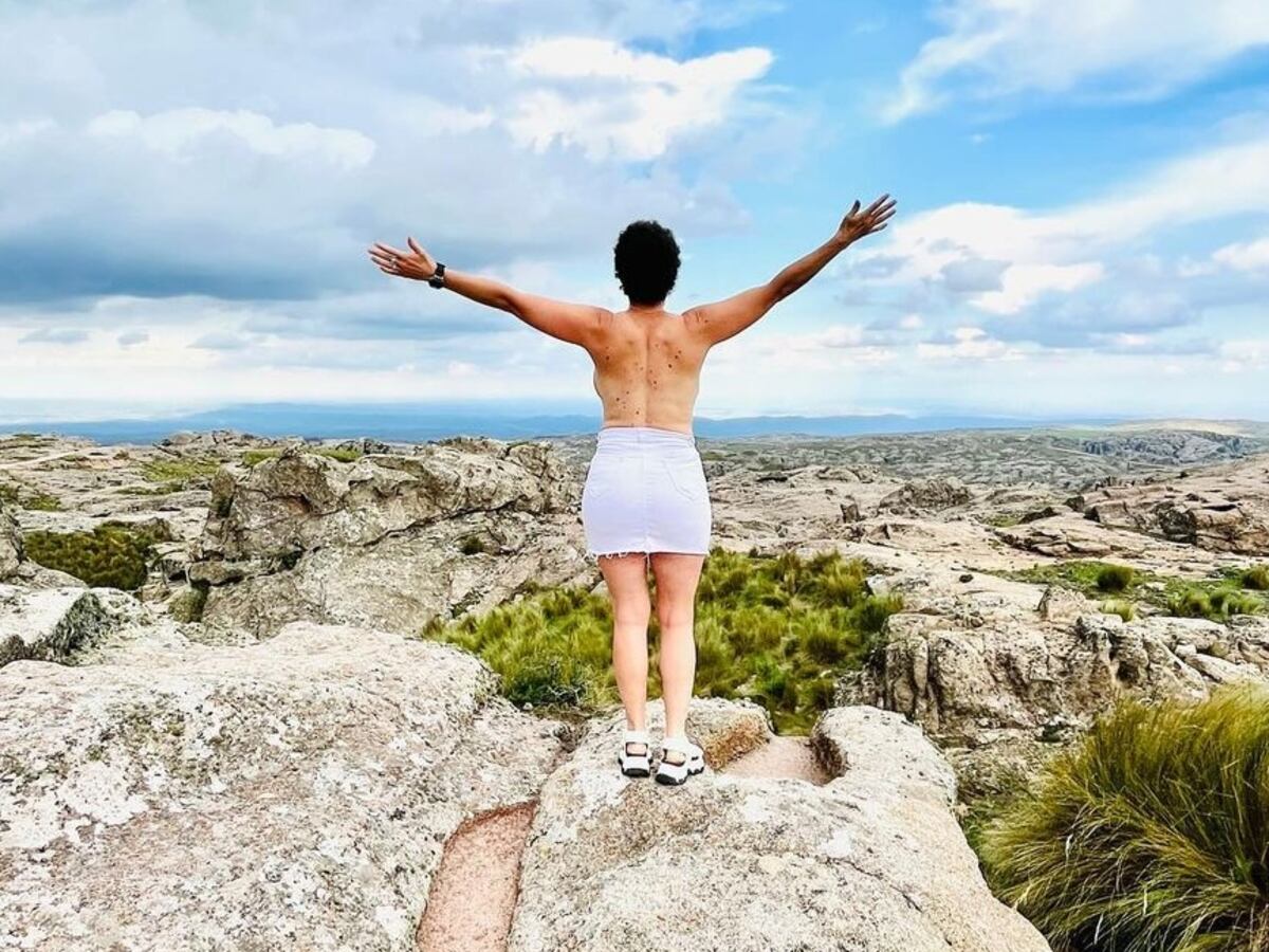 Era profesora en Córdoba, se cansó de la rutina y comenzó a mostrar paisajes haciendo toples