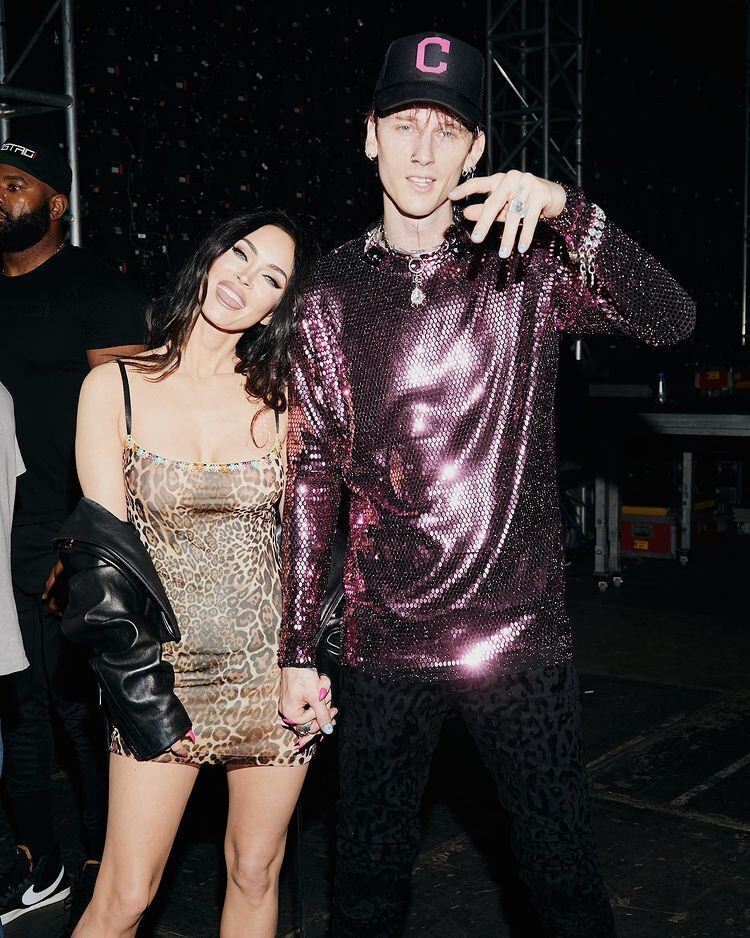 Megan Fox y Machine Gun Kelly en el detrás de escena del Lollapalooza Brasil 2022.