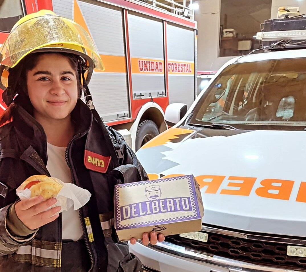 Bomberos reciben la donación de Deliberto Comidas