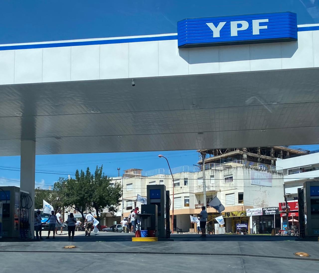 Sindicato de Petroleros y ex empleados se manifestaron nuevamente en la estación YPF VillaFuel.