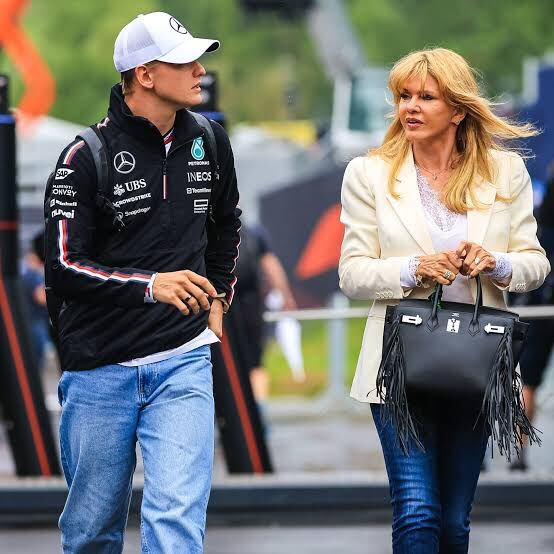 Mick Schumacher y Corinna Schumacher en el paddock de Fórmula 1.