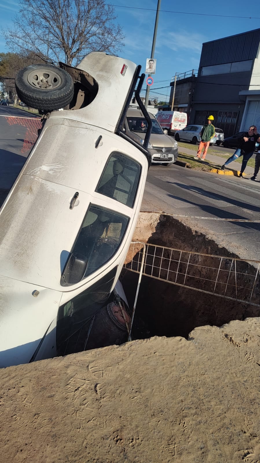 Así quedó la camioneta que cayó dentro de un pozo de Aguas Santafesinas en Rosario.