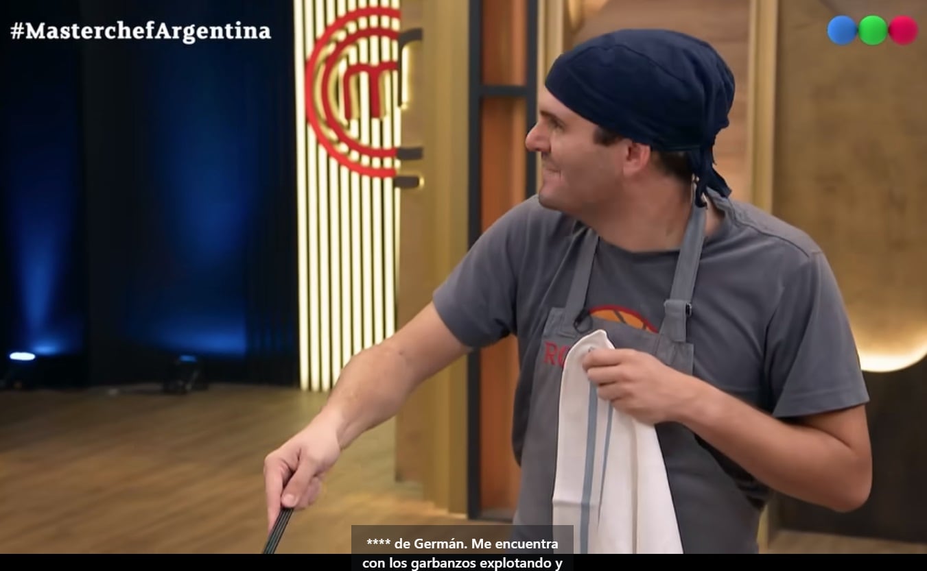 Rodrigo Salcedo no podía controlar los garbanzos dentro del sartén cuando comenzaron a explotar por el exceso de agua, en plena cocina de MasterChef Argentina.