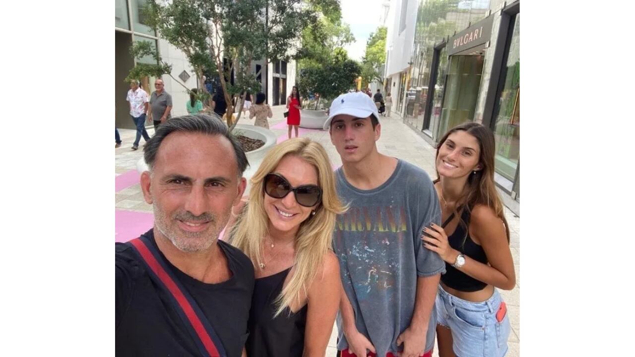 Diego y Yanina, junto a sus hijos Dieguito y Lola.