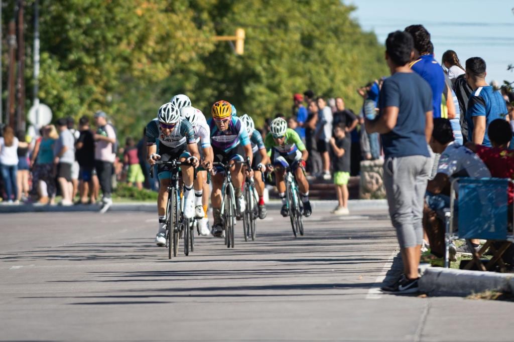 La gente acompañó a los ciclistas durante toda la competencia. 