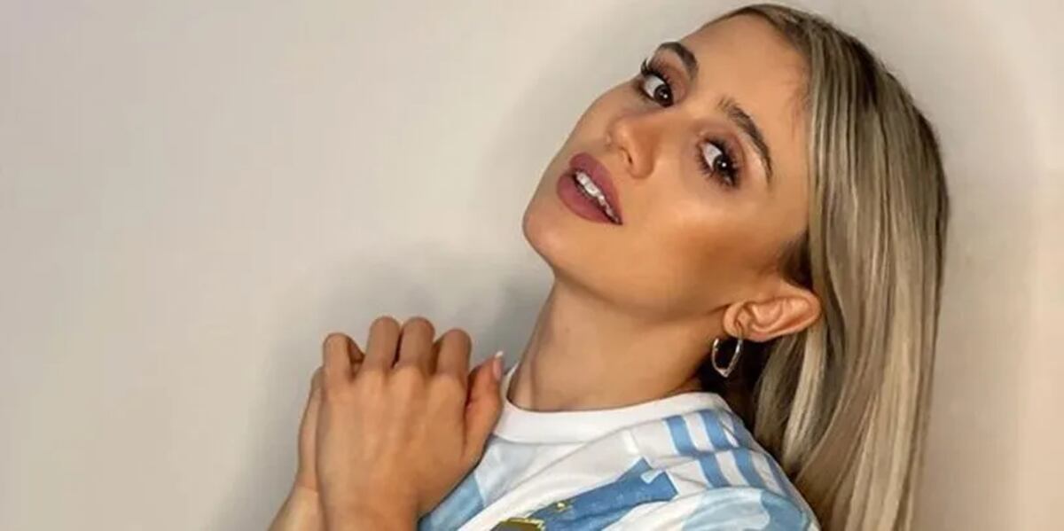 Morena Beltrán se sumó al estilo sastre con fotos frente al espejo, pero le agregó su toque sport