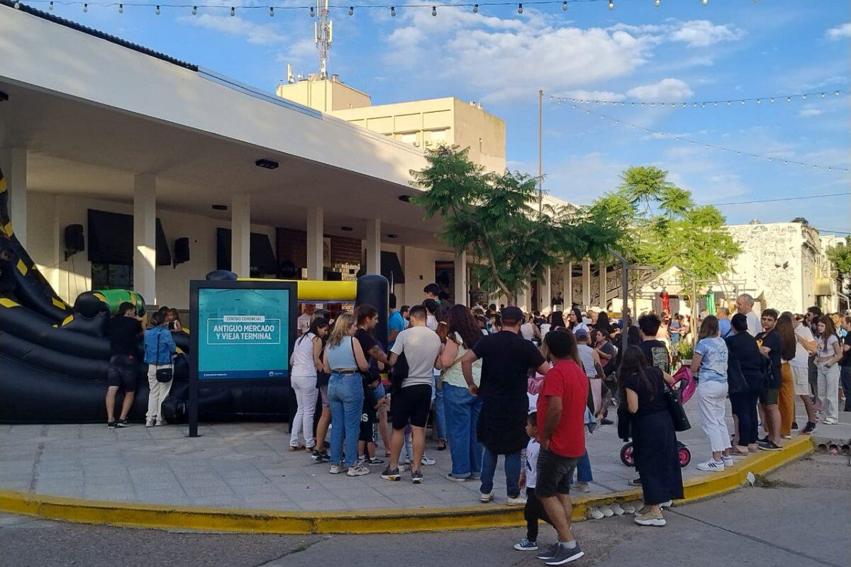 Papá Noel sorprendió a una multitud en la vieja terminal