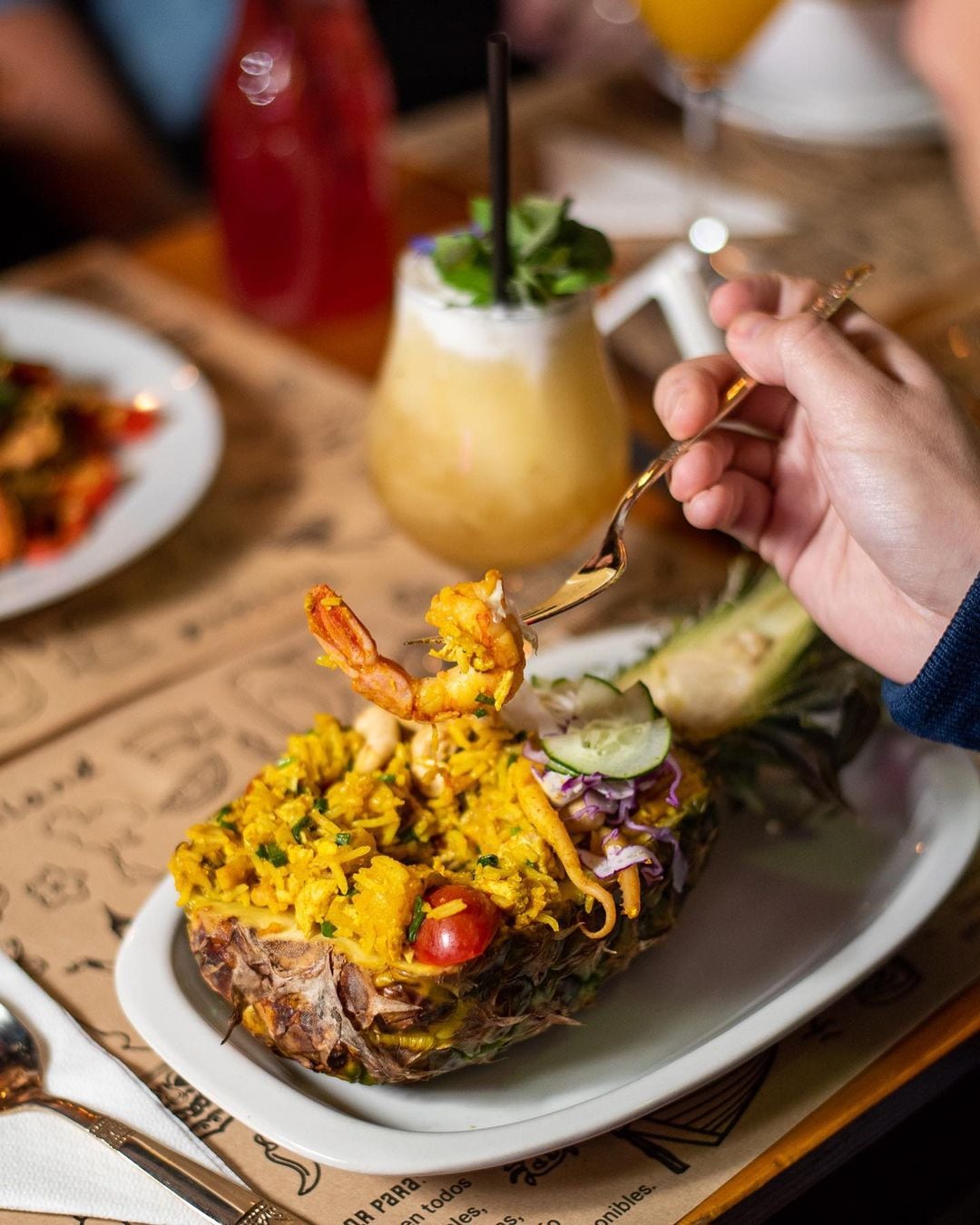 Piña rellena, un platillo osado.