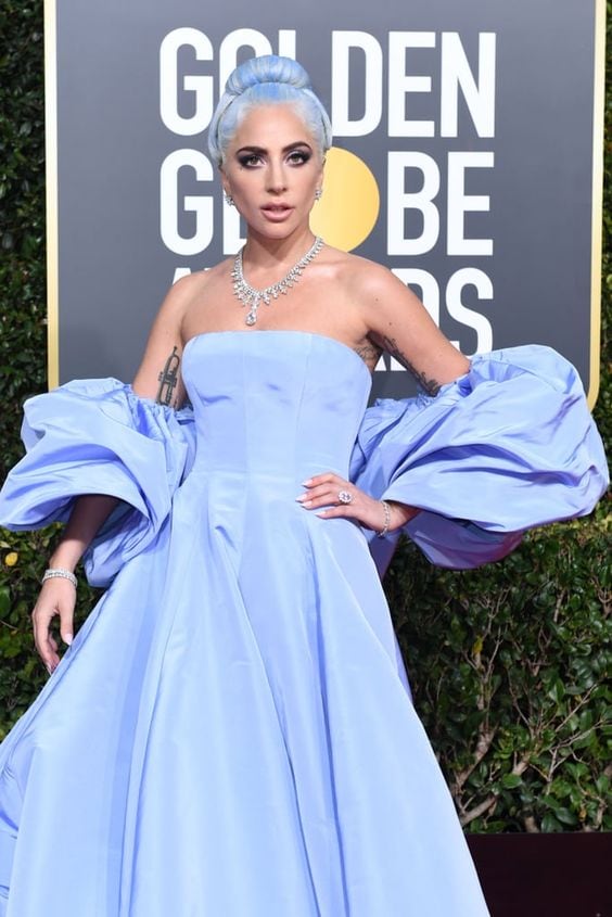 Lady Gaga con su audaz diseño estilo princesa, que combinó con su cabello.