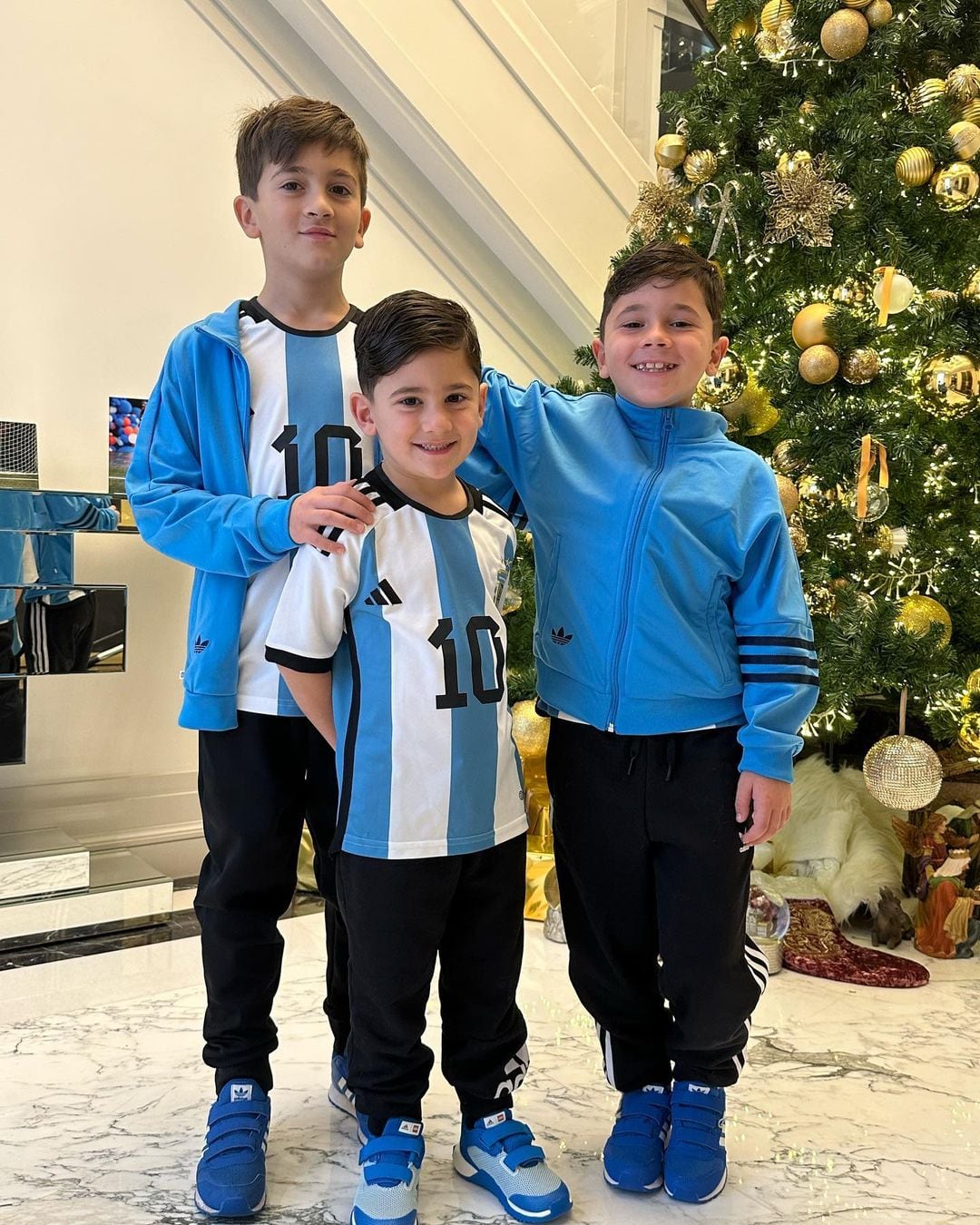 Antonela Roccuzzo posteó una foto de sus hijos previo al debut argentino en el Mundial de Qatar 2022