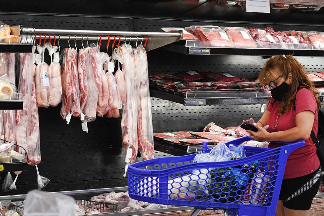 Mercadería en las góndolas de los supermercados y precios cuidados.
Mercadería en el Hipermercado HIPER Chango Mas de Guaymallén.