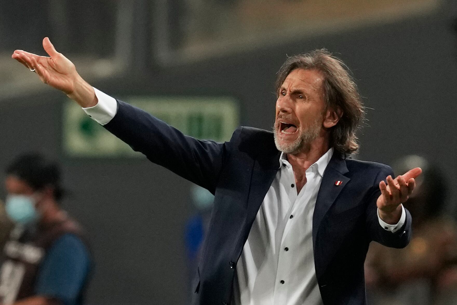 ARCHIVO - El técnico Ricardo Gareca dirige un partido de Perú contra Paraguay por las eliminatorias del Mundial 2022, el 29 de marzo de 2022, en Lima. Gareca se perfila para dirigir a la selección de Chile. (AP Foto/Martín Mejía)