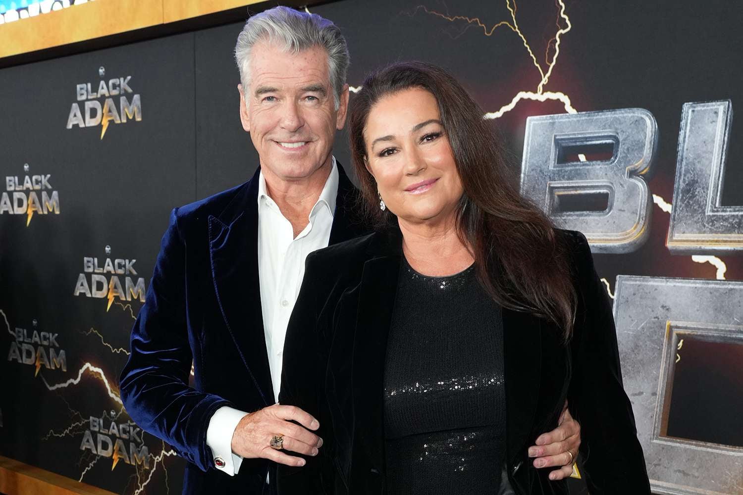 Pierce Brosnan junto a su esposa en la alfombra roja de Black Adam.