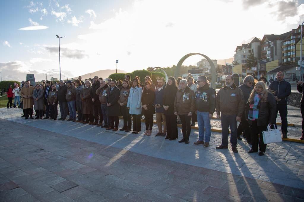 Sentido homenaje a los caídos, familiares y veteranos de Malvinas