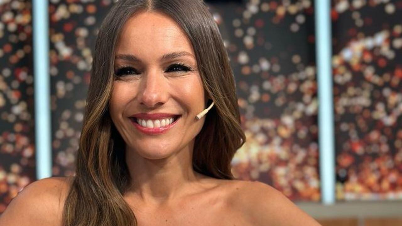 Pampita deslumbró con un vestido total black, escote y mucha piel