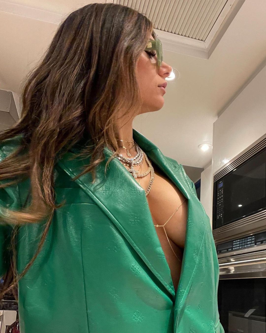 La libanesa lució un conjunto formal en color verde. (Foto: Instagram).