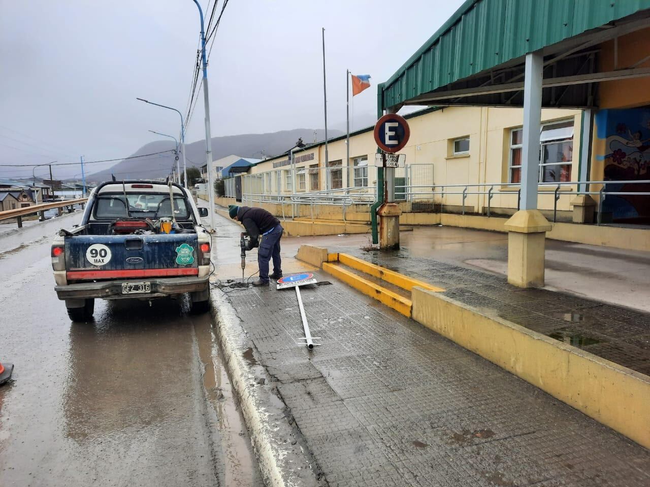 La Municipalidad de Ushuaia colocó cartelería en el Jardín de Infantes N°15 y en la escuela especial Kayú Chenen.