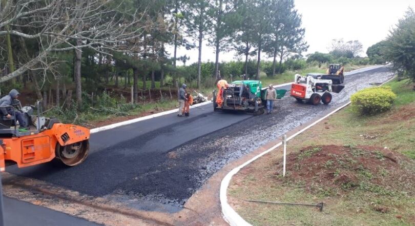 Se ejecutan obras viales en Dos Arroyos.