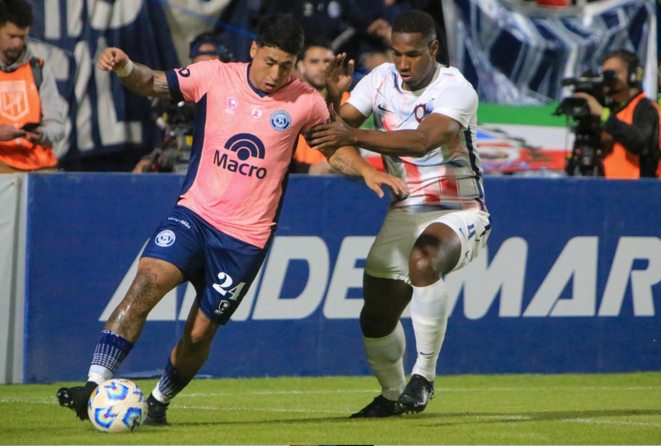 Luis Sequeira aguanta la pelota ante Romaña, de San Lorenzo. /Foto: Independiente